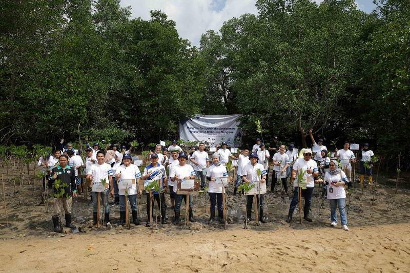 Garda Oto dan Agung Toyota Tanam 3.000 Pohon Bakau di Batam